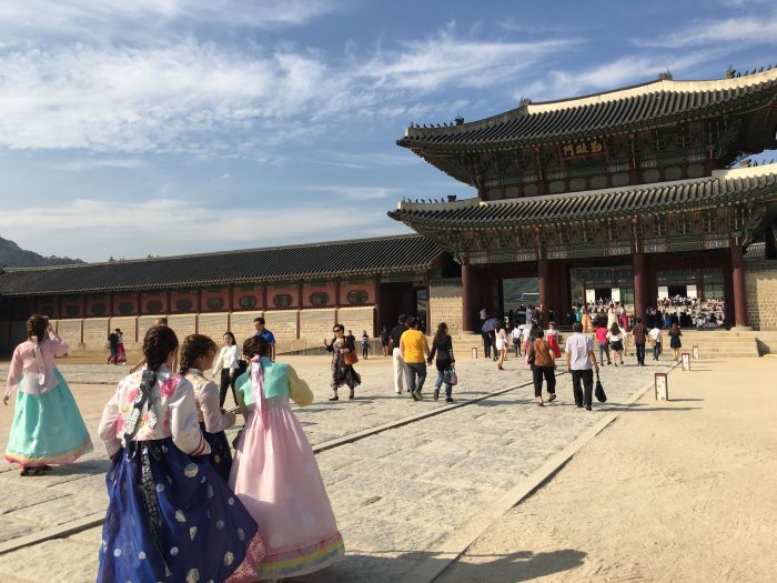 gyeongbokgung palace costumes 700x525