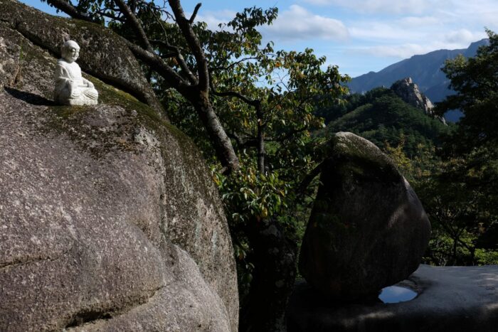 Hiking in Seoraksan National Park – Heundeulbawi Rock, Gyejoam Grotto, & Ulsanbawi Rock