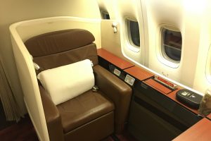 Japan Airlines JAL First Class Boeing 777-300ER Tokyo Haneda HND to San Francisco SFO review