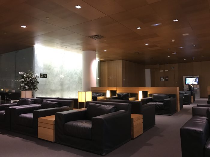 sala vip joan miro lounge barcelona airport 700x525 - Sala VIP Joan Miró Lounge Barcelona BCN review