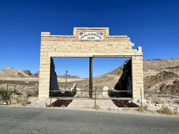porter brothers store ruins rhyolite 700x525 - Rhyolite, Nevada - From Gold Rush Boomtown to Ghost Town