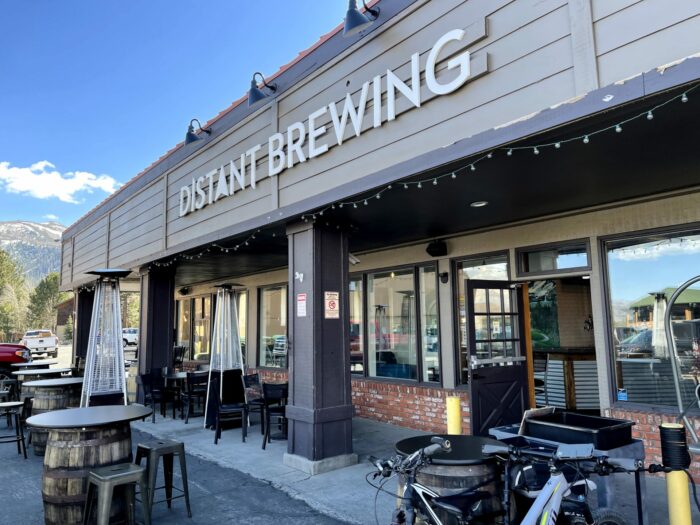 distant brewing mammoth 700x525 - 9 Great Places for Craft Beer in Mammoth Lakes, California