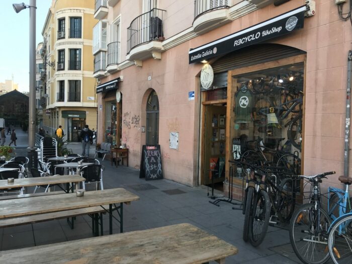 recyclo bike cafe malaga 700x525 - 15 great places for craft beer in Málaga, Spain