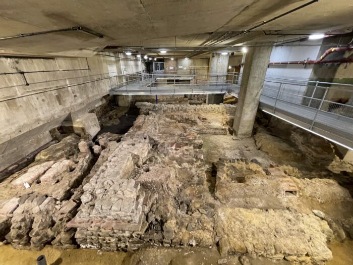 roman baths london billingsgate 700x525 - Billingsgate Roman House & Baths in London