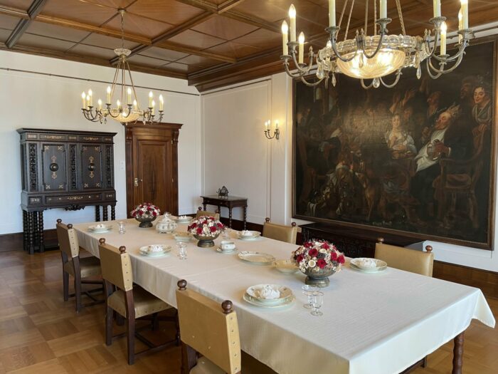villa stiassni dining room 700x525
