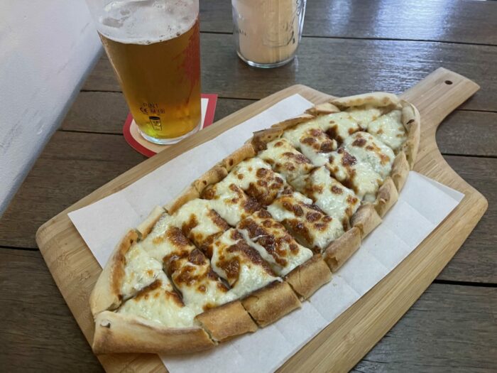 na medida tap house beer pide turkish pizza cascais 700x525 - 5 Great Places For Craft Beer in Cascais, Portugal