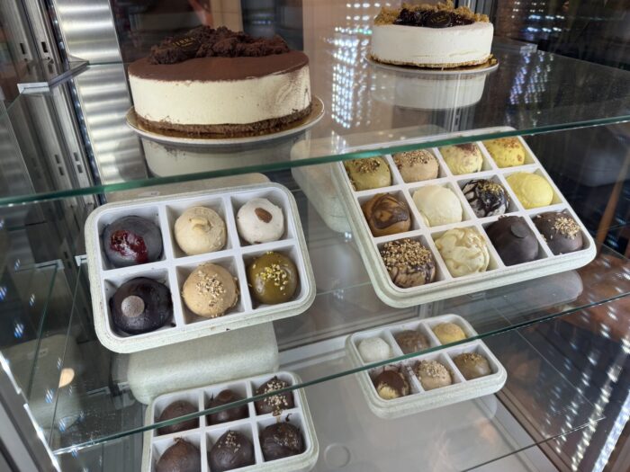 terra gelato tasting tray milan 700x525