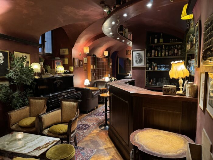 blackmarket hall rome cocktail bar 700x525