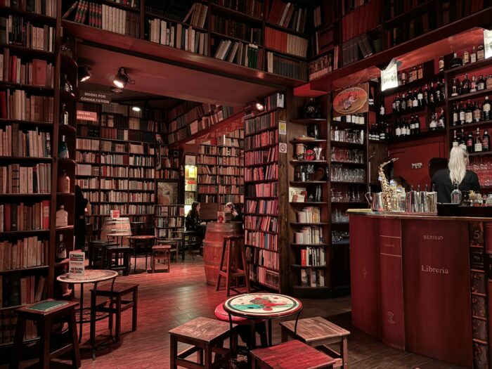 libreria berisio naples cocktal bar bookstore 700x525