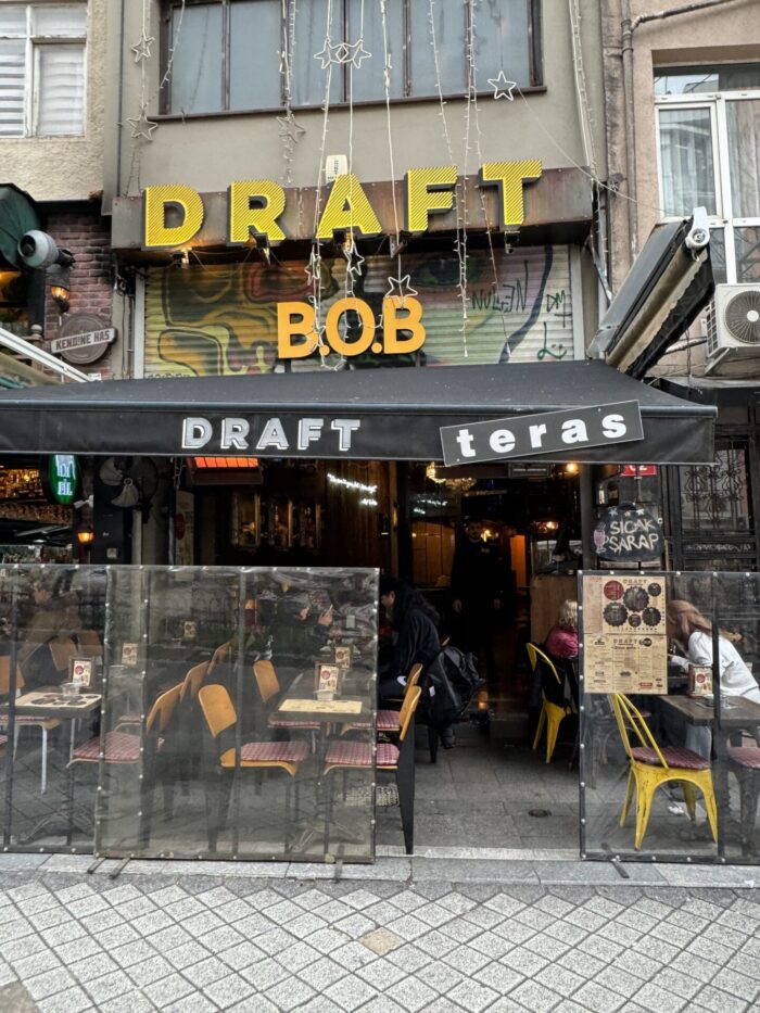 draft kadikoy istanbul beer bar fried chicken restaurant 700x933