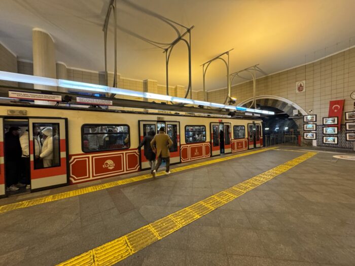 istanbul tunel funicular railway 700x525