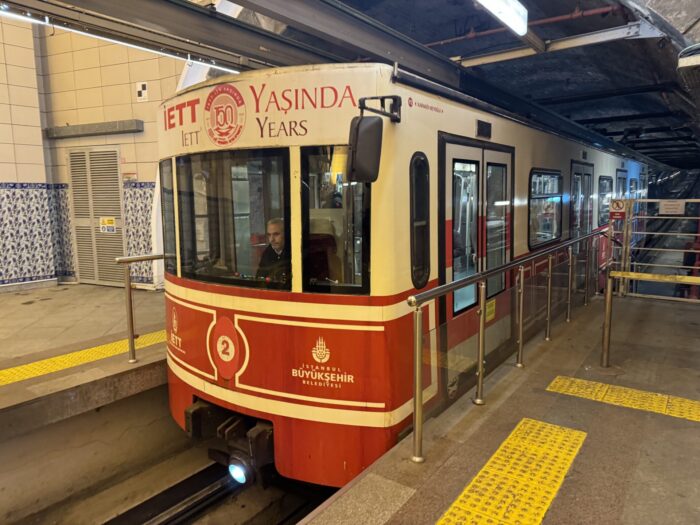 istanbul tunel train 700x525