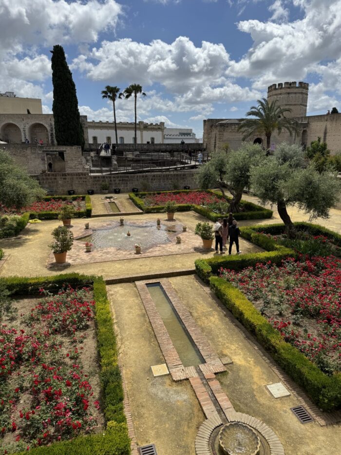 alcazar de jerez gardens 700x933