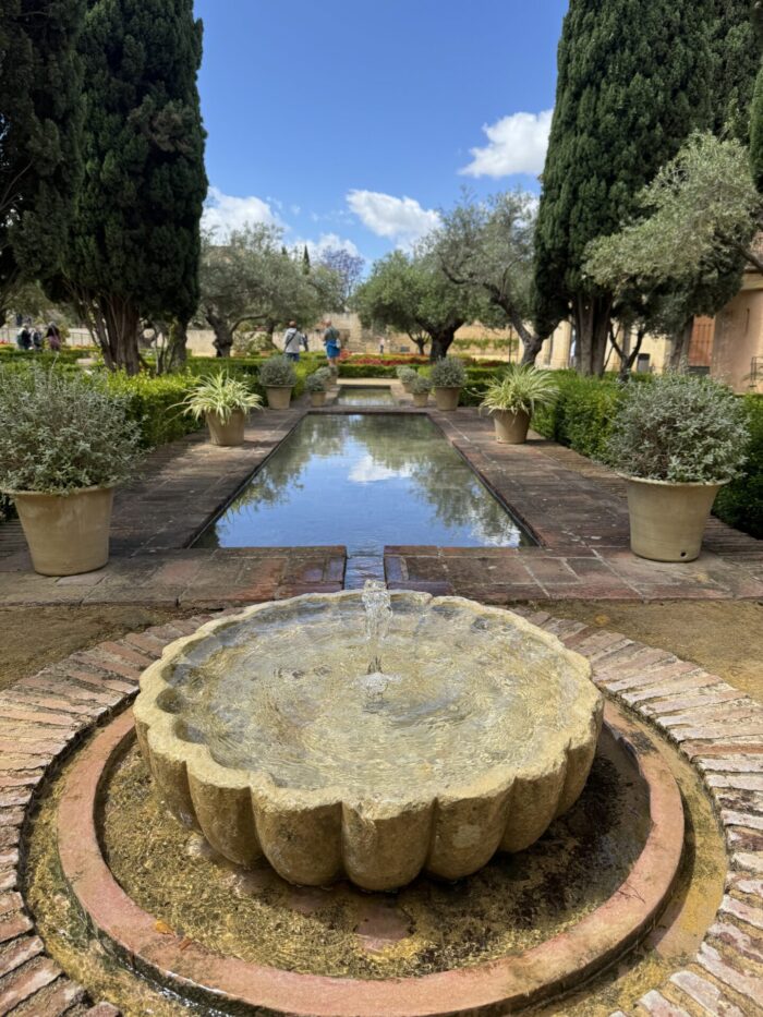alcazar de jerez gardens fountain 700x933