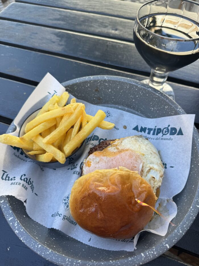 the cabin beer bar cadiz brewpub burger 700x933