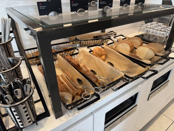 air canada maple leaf lounge sfo hot food breakfast 700x525