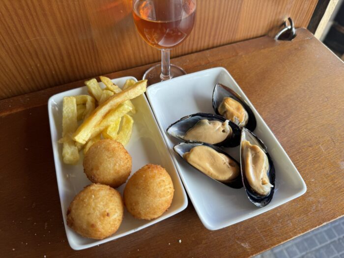 bar la tabernita cadiz wine bar mussels fried cod balls 700x525