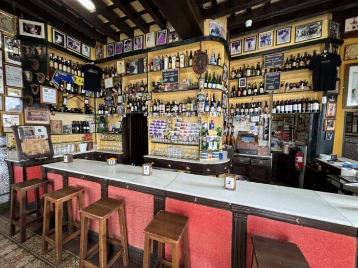 taberna casa manteca cadiz wine bar restaurant 700x525