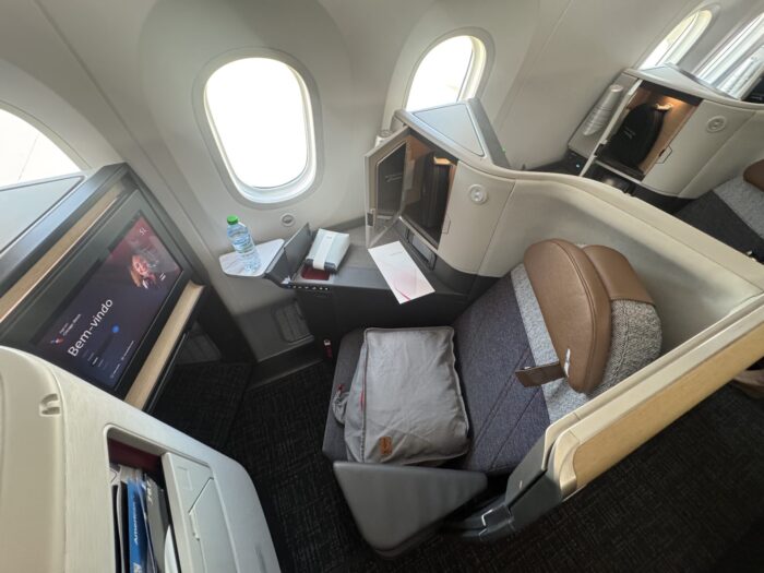 american airlines flagship suite boeing 787 9 700x525