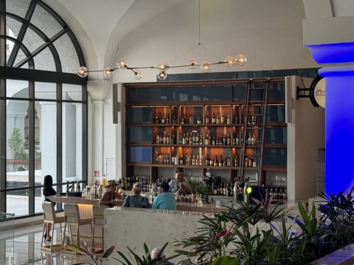 What The Food And Drink Is Like At A Luxury All-Inclusive Resort In Cancun, Mexico marriott cancun all inclusive bars the great room lobby bar 700x525