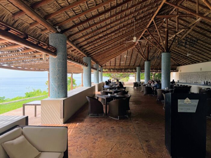 What It's Like To Eat & Drink At An All-Inclusive Resort In Oaxaca, Mexico secrets huatulco restaurant bar reviews castaways 700x525