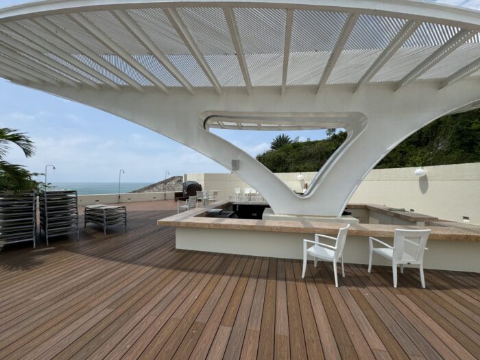 What It's Like To Eat & Drink At An All-Inclusive Resort In Oaxaca, Mexico secrets huatulco sugar reef bar 700x525