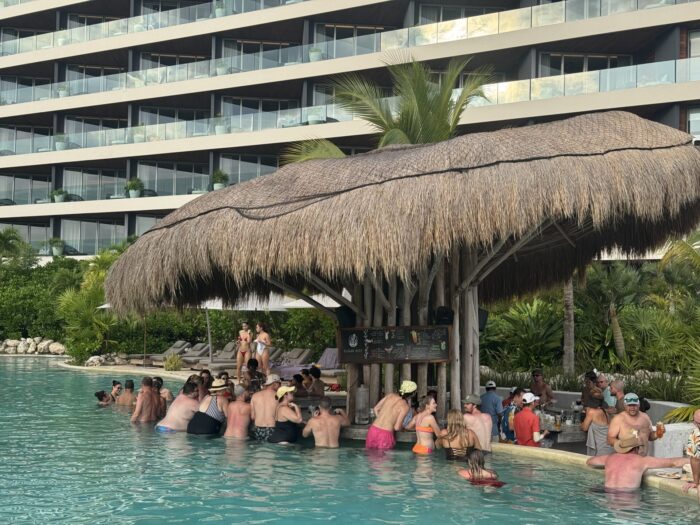 Secrets Moxché Resort Restaurants & Bars Review secrets moxche mantaray swimup bar 700x525