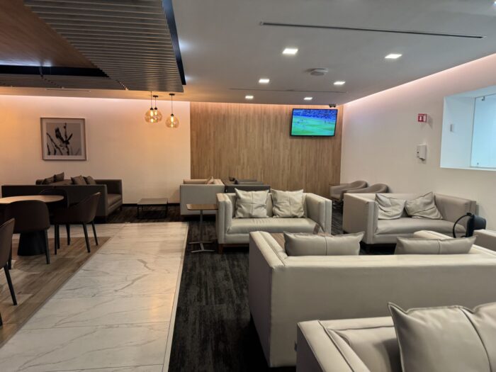 vip lounge los cabos sjd terminal 1 seating tvs 700x525