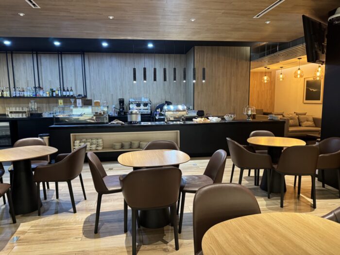 vip lounge los cabos sjd terminal 1 tables food area 700x525